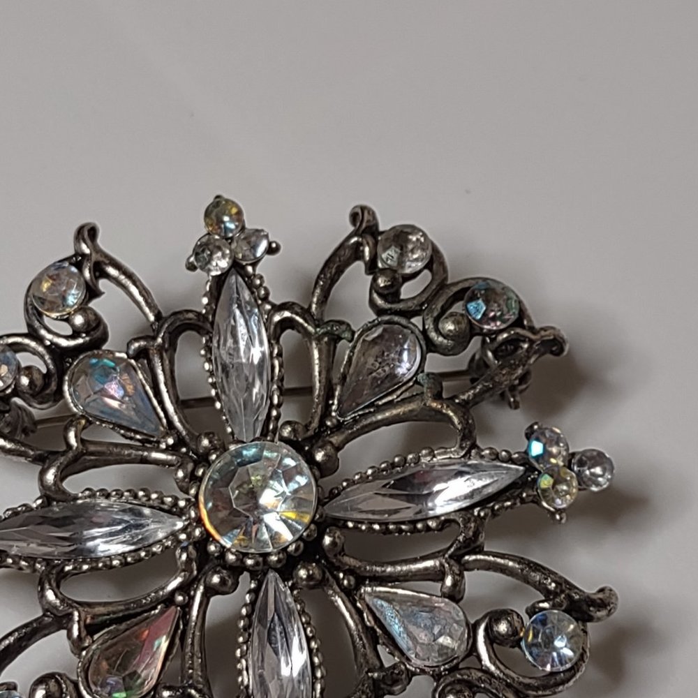 Pretty Vintage Metal And Plastic Brooch - Picture 4 of 11